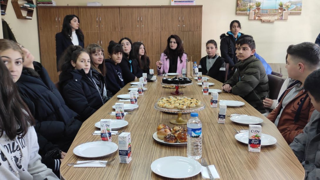 Hanımefendi Zehra Mine Öner, Sıfır Atık Toplantısı İçin Okullarımızın Sıfır Atık Çalışma Gruplarıyla Şehit Türkmen Tekin Mesleki ve Teknik Anadolu Lisesinde Buluştu.