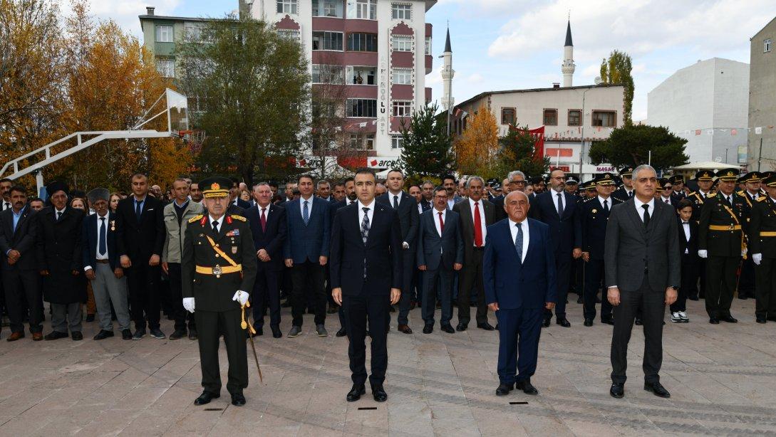 Cumhuriyetimizin kuruluşunun 100'üncü yıldönümü dolayısıyla Valimiz Hayrettin Çiçek, Garnizon Komutanı Tümgeneral Mehmet Cihanoğlu ve Belediye Başkan Vekili Erdal Kara, Atatürk Anıtı'na çelenk sundu.