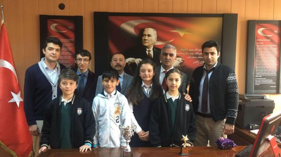 MakeX Yarışması Türkiye Birincisi KodlaArdahan Ekibi İl Milli Eğitim Müdürü Fikret ÇERKEZOĞLU´nu Makamında Ziyaret Etti