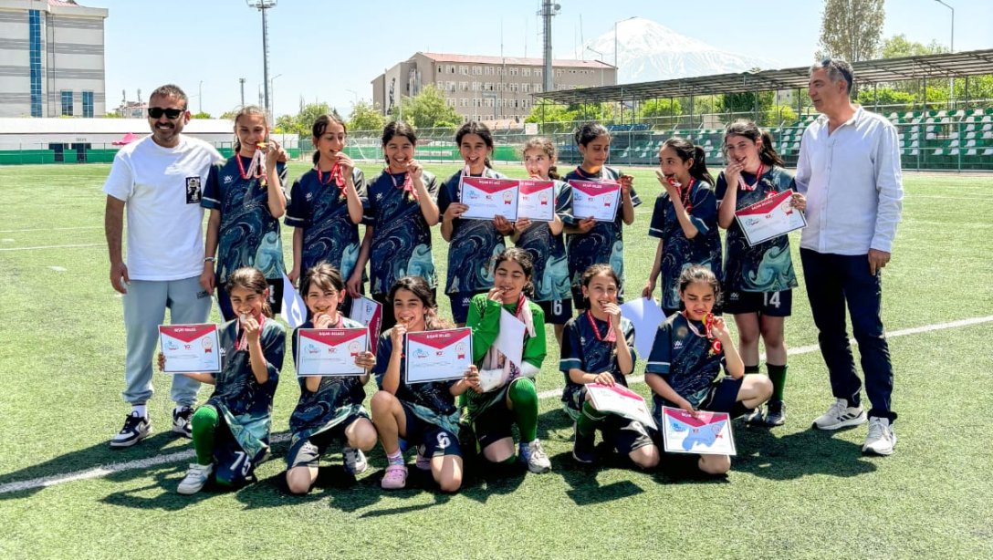 Toki Mehmet Akif Ersoy Ortaokulu Küçük Kızlar Futbol Takımı Iğdır İlinde Düzenlenen Bölge Şampiyonasında Bölge Şampiyonu Olarak İlimizi Türkiye Yarı Finallerinde Temsil Edecektir. Miniklerimizi Tebrik Ediyoruz