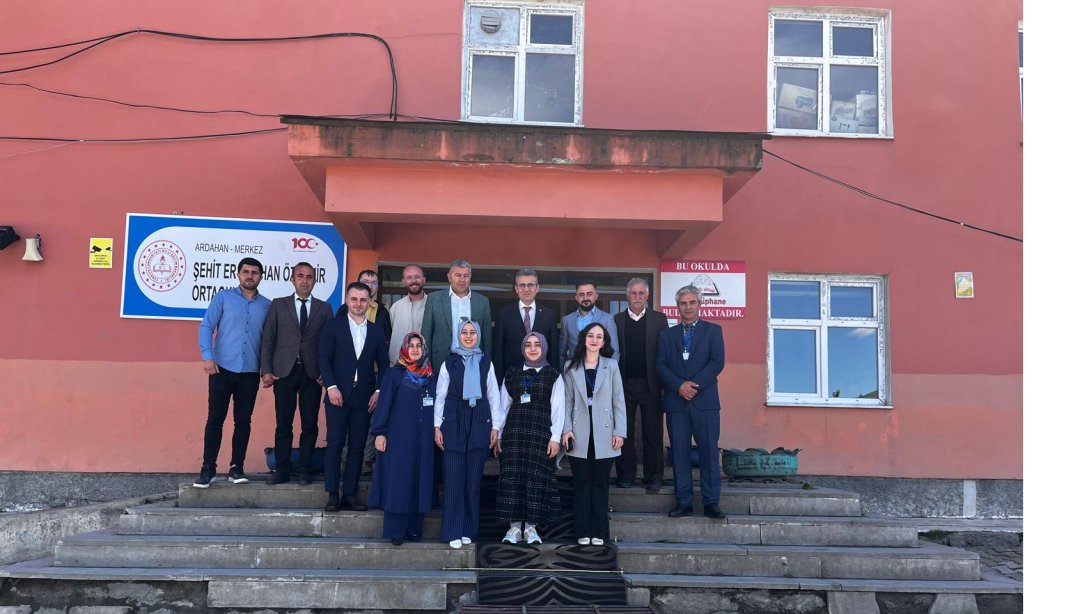 İl Milli Eğitim Müdürümüz Sayın Yusuf UZANTI, Şehit Er Gökhan Özdemir Ortaokulu'nun düzenlemiş olduğu Tübitak 4006-B Bilim Fuarı açılışını gerçekleştirdi.