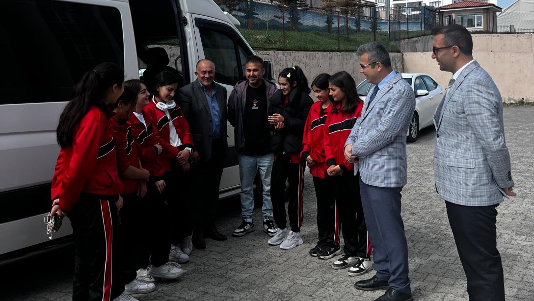 Giresun İlinde Yapılacak Türkiye Yarı Finalleri Futsal Turnuvasına Ardahan Adına Katılım Sağlayacak Öğrencilerimiz İl Milli Eğitim Müdürümüz Sayın Yusuf UZANTI Tarafından Yolcu Edildi. Öğrencilerimize başarılar diliyoruz.