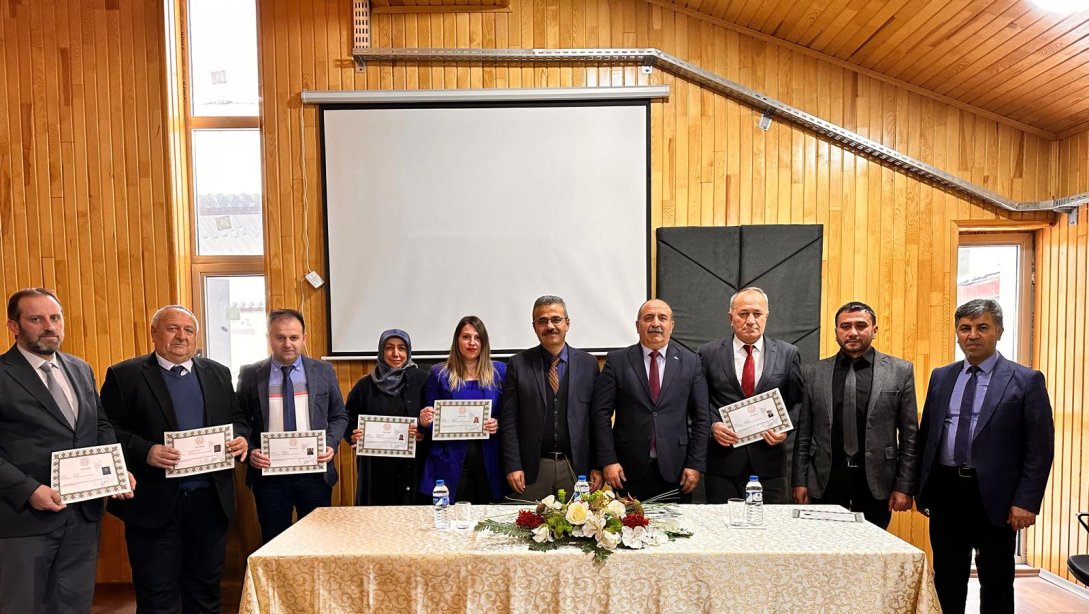 İl Millî Eğitim Müdürümüz Sayın Yusuf Uzantı, Göle İlçemizde Görevli Yönetici ve Öğretmenlerimize Ödül Belgelerini Takdim Etti.