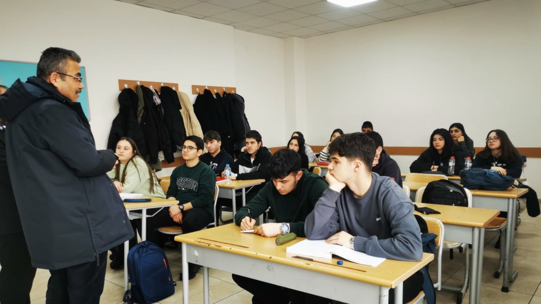 İl Milli Eğitim Müdürümüz Sayın Yusuf Uzantı, Ardahan Fen Lisesi 12.Sınıf Öğrencilerini Ziyaret Ederek Öğrencilerin Sınav Sürecine Hazırlanmalarına Yönelik Değerlendirmelerde Bulundu.